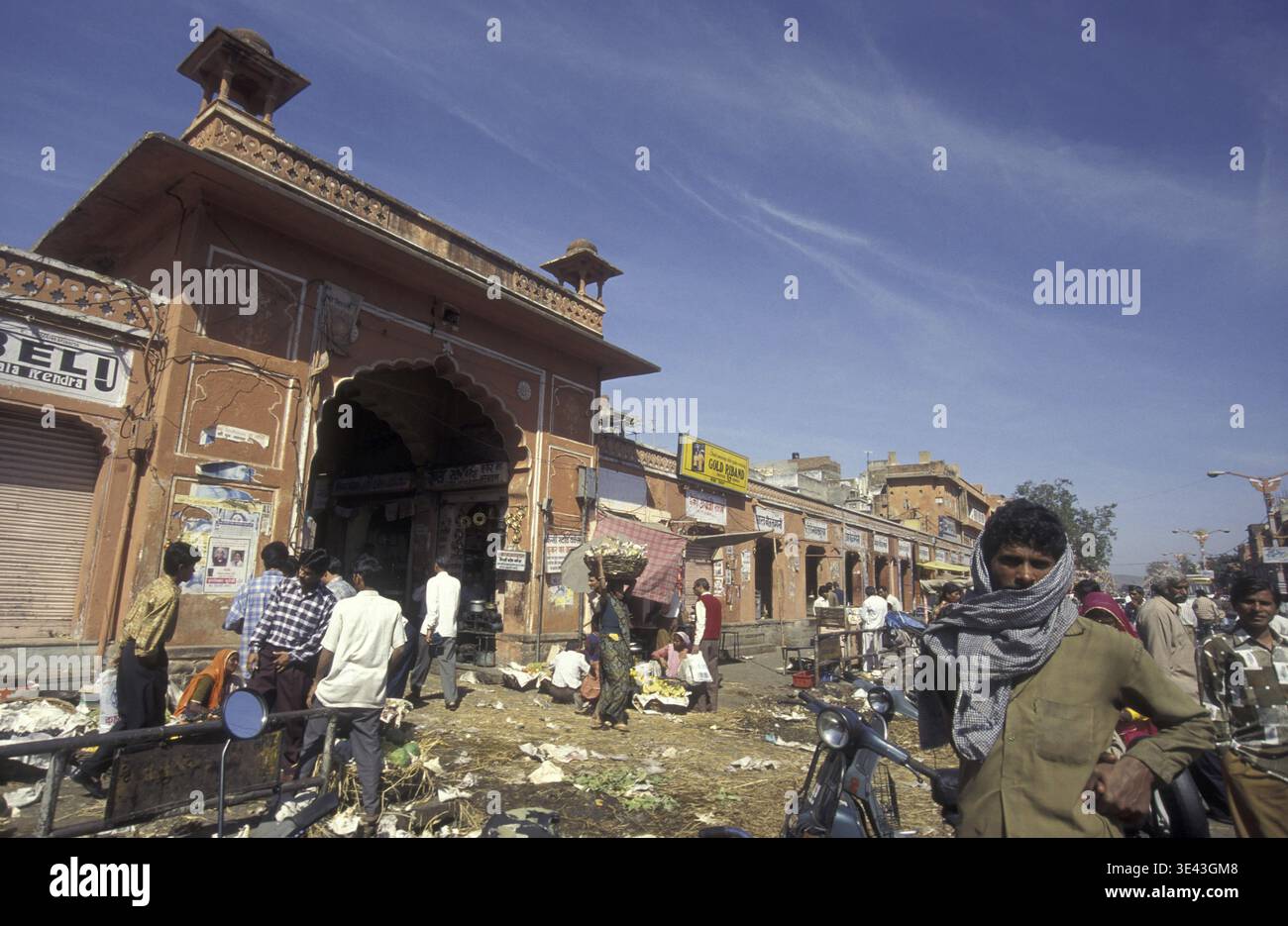 Una strada di mercato alimentare nella città di Jaipur, nella provincia del Rajasthan in India. India, Jaipur, gennaio 1998 Foto Stock