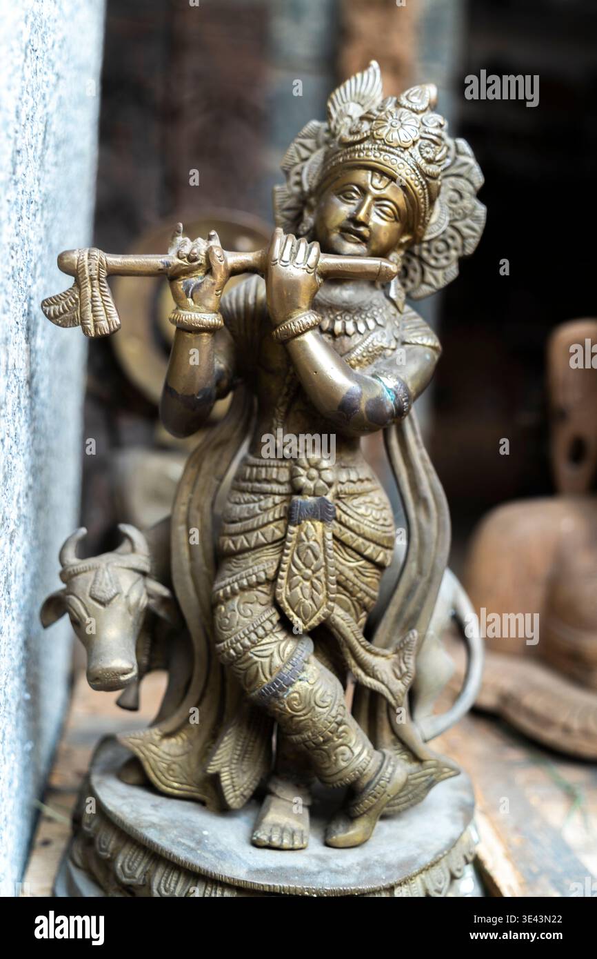 "Statua di Lord Krishna che suona il flauto" Foto Stock