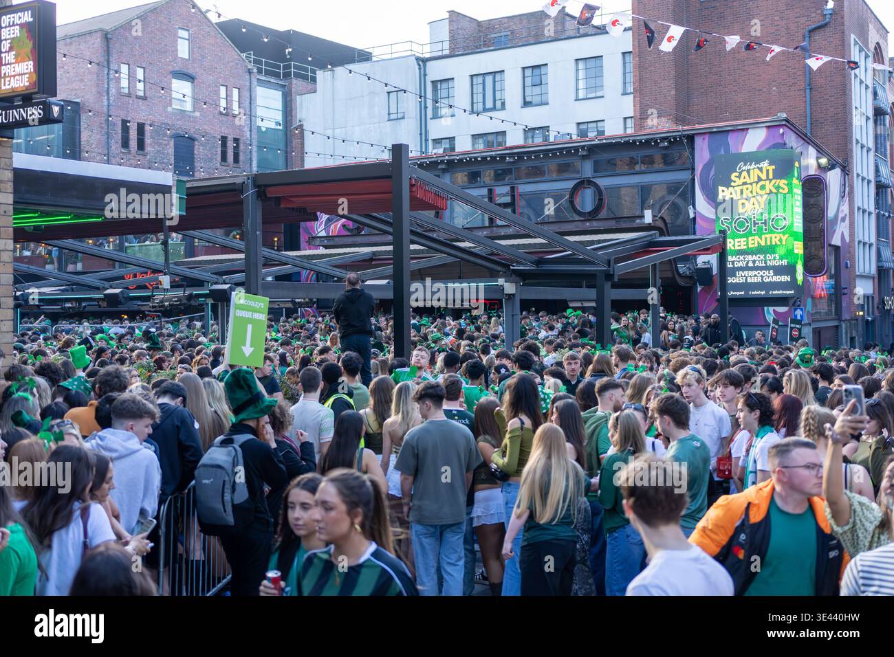Festeggiamenti del giorno di St Patricks in Concert Square Liverpool Regno Unito 17 marzo 2026 Foto Stock