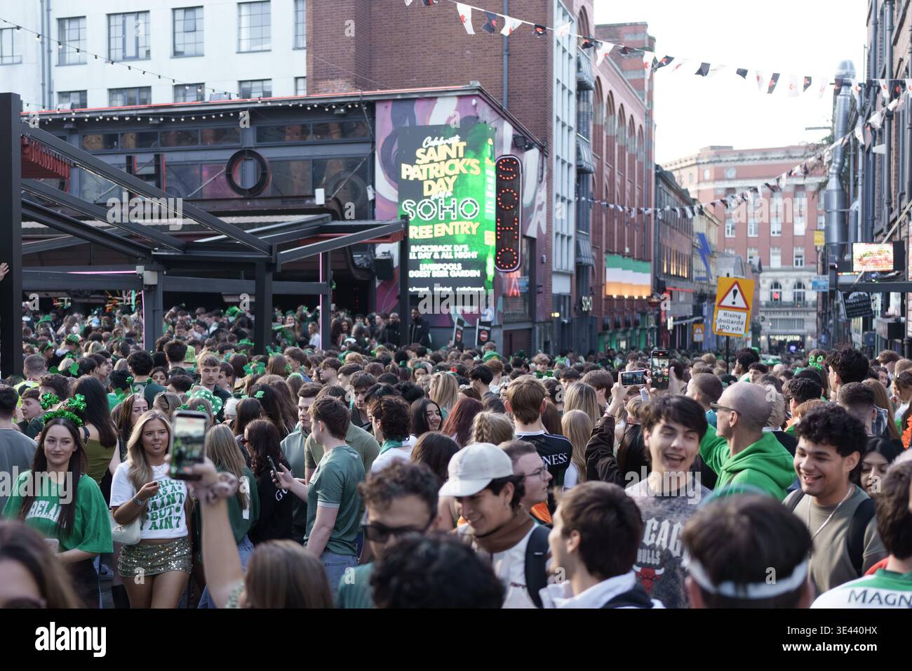 Festeggiamenti del giorno di St Patricks in Concert Square Liverpool Regno Unito 17 marzo 2026 Foto Stock