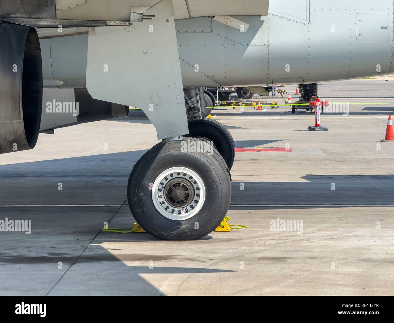 Ala, motore e carrello di atterraggio per aerei commerciali a reazione sull'asfalto dell'aeroporto internazionale di Atene, Grecia. Soleggiato giorno d'estate Foto Stock