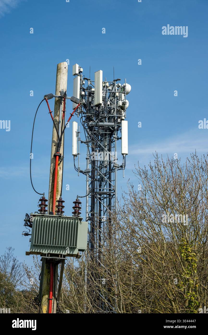 Montante per telecomunicazioni per reti mobili 4g e 5g con antenne e capsule con trasformatore stepdown su palo di pubblica utilità in primo piano. Foto Stock