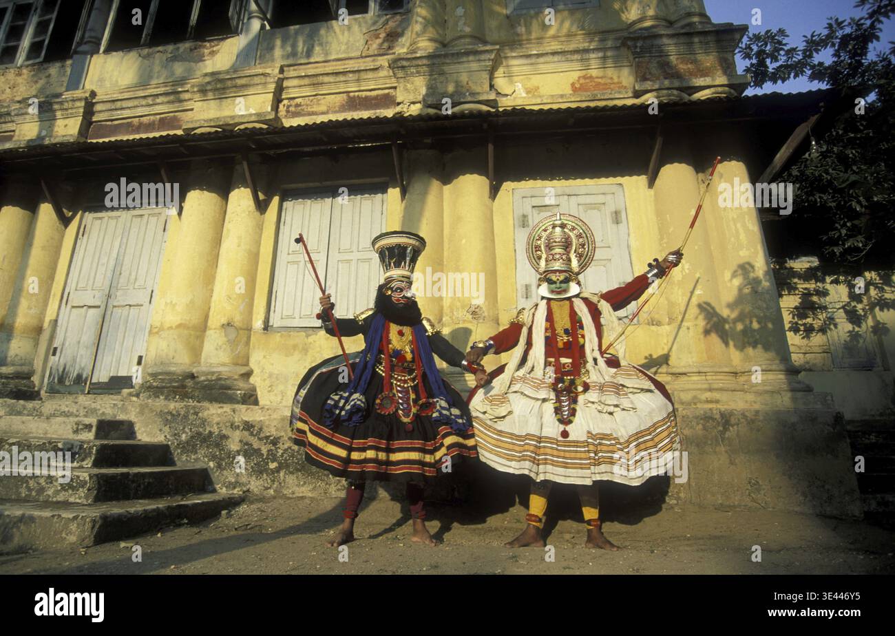 Artisti di un gruppo di danza Kathakali in un'autentica formazione nella città di Kochi o Cochin nella provincia del Kerala in India. India, Cochin, aprile 1998 Foto Stock