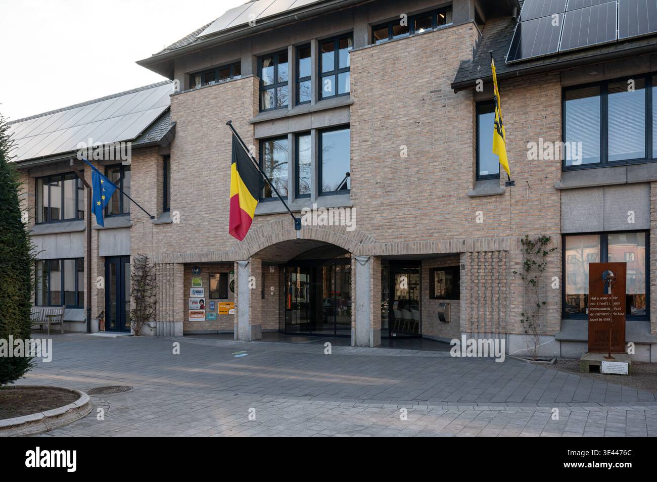 Moderno edificio amministrativo municipale di Halle, che funge da centro di governo municipale. ... Halle, Belgio 22 Mar 2026 Photo Werner Lerooy. Foto Stock