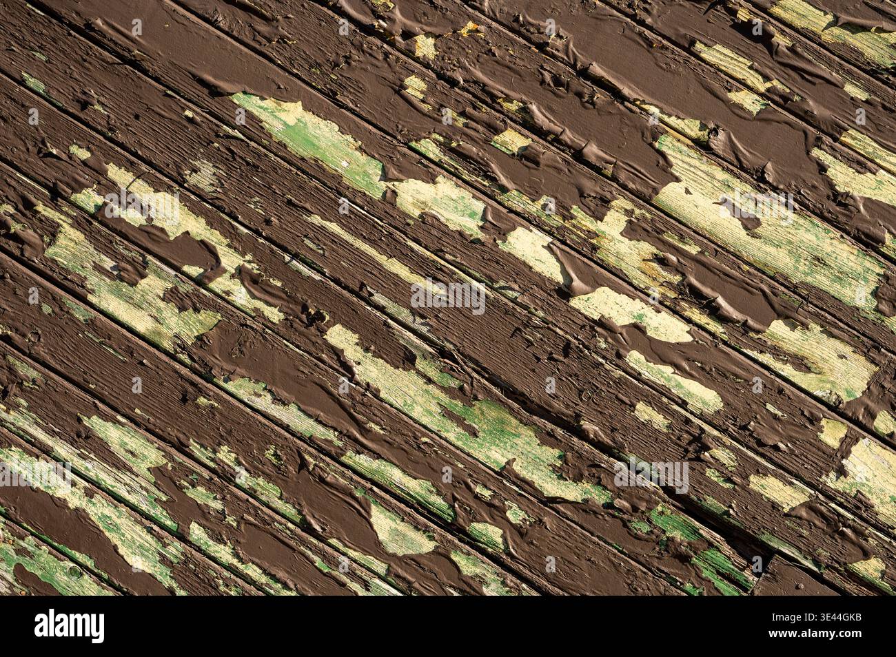 Tavole di legno diagonali con vernice marrone e verde sbucciate, struttura in legno grunge, fondo in legno invecchiato Foto Stock