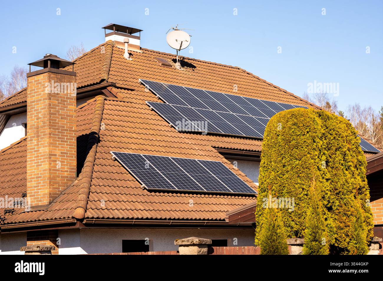 Pannelli solari residenziali installati sul tetto di una casa moderna per l'energia rinnovabile Foto Stock
