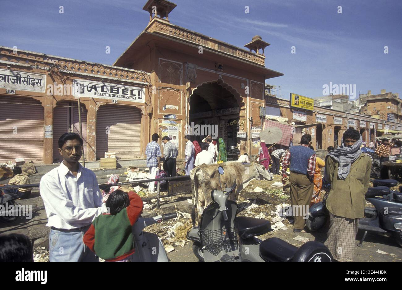 Una strada di mercato alimentare nella città di Jaipur, nella provincia del Rajasthan in India. India, Jaipur, gennaio 1998 Foto Stock