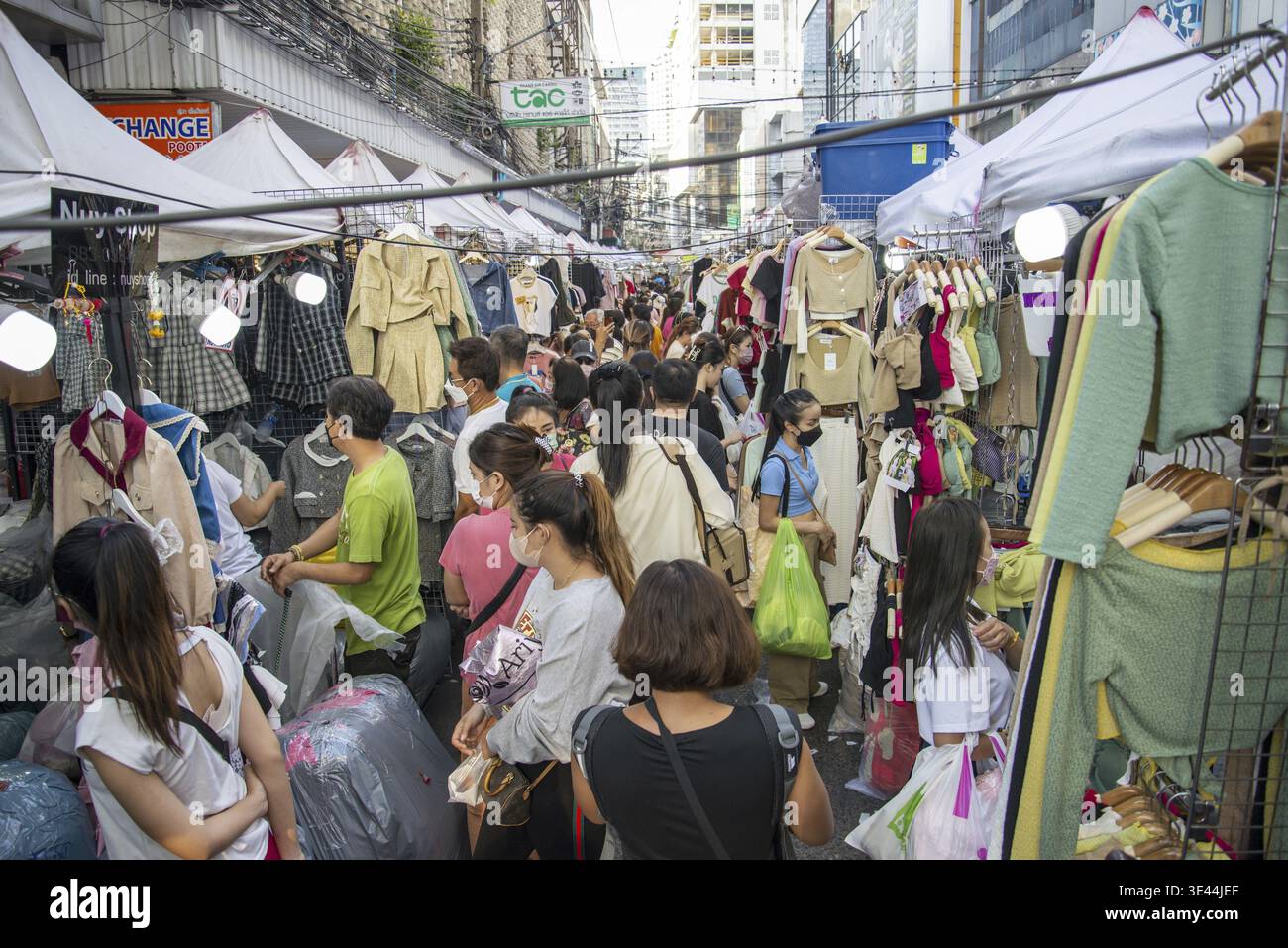 Un mercato della moda e del tessile al mercato tessile di Pratunam nell'area di Pratunam, nella città di Bangkok in Thailandia. Thailandia, Bangkok, 2 dicembre Foto Stock
