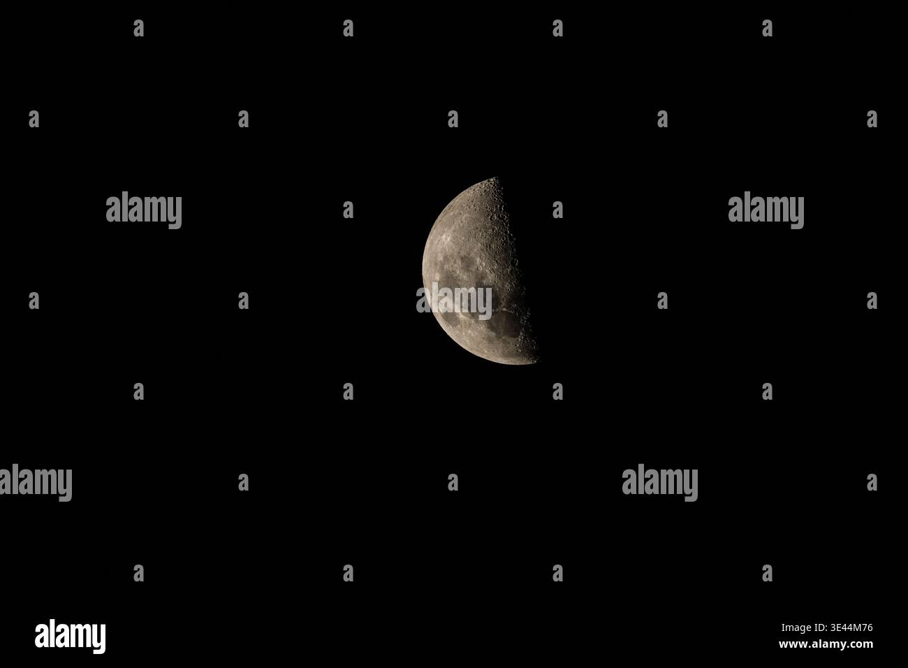 Fase a mezzaluna isolata nel cielo nero con crateri dettagliati Foto Stock