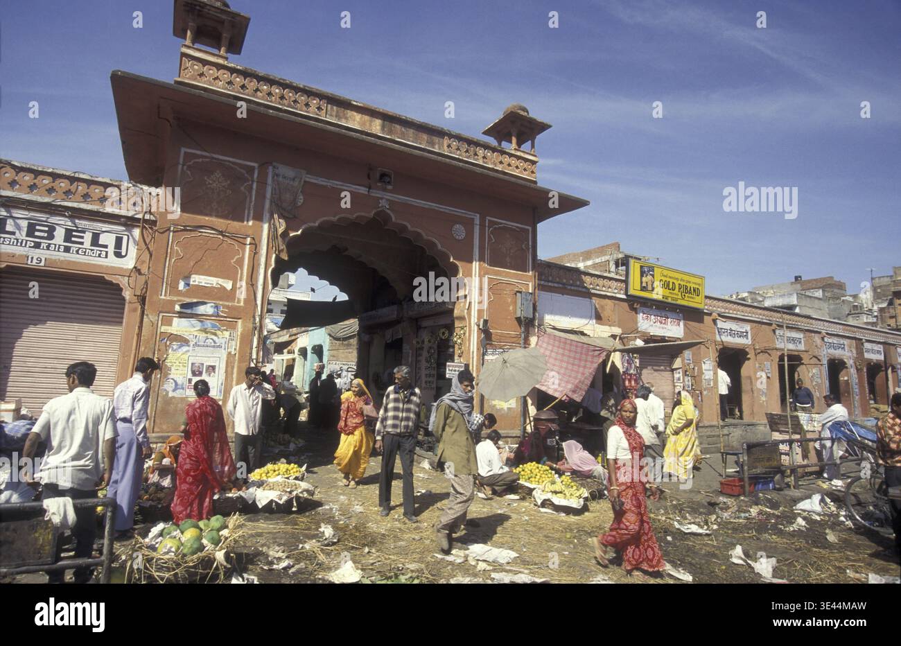 Una strada di mercato alimentare nella città di Jaipur, nella provincia del Rajasthan in India. India, Jaipur, gennaio 1998 Foto Stock