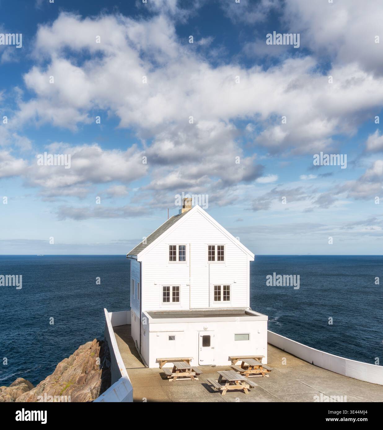 La vista sopraelevata dal vecchio faro di Krakenes, rimanendo in alto, rivela l'ampio oceano Atlantico e l'orizzonte lontano, creando un senso di spazio aperto e spa Foto Stock