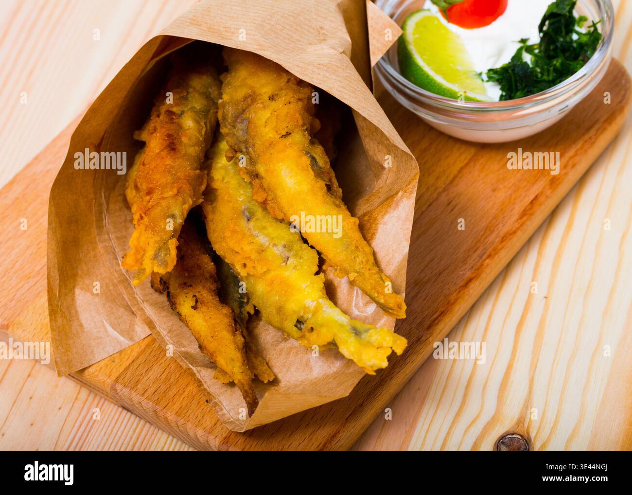 Pesce e patatine con salsa di formaggio cremosa Foto Stock