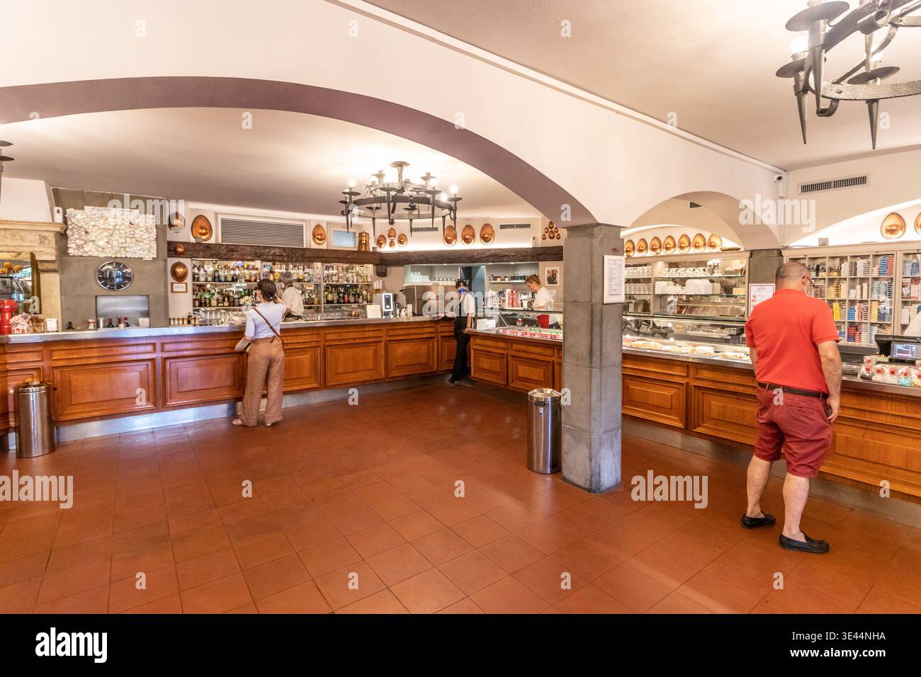 BERGAMO, ITALIA - 6 LUGLIO 2022: Interno del caffè la Marianna, luogo di nascita del gelato alla stracciatella, nella città alta di Bergamo Foto Stock