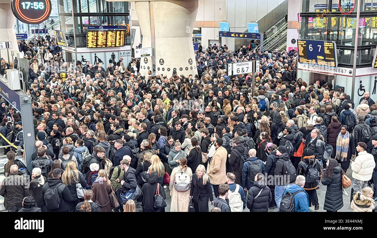 Londra, Regno Unito. 25 marzo 2026. Migliaia di pendolari sono visti affollati nell'atrio della stazione di London Bridge durante il picco serale. Un significativo errore di segnalazione al di fuori della stazione, che secondo le autorità non può essere riparato fino alla fine del servizio, ha comportato la sospensione totale o un grave ritardo dei servizi Southern e Thameslink. L'orologio della stazione mostra l'altezza dell'interruzione dell'ora di punta quasi alle 18:00. Credito: Glosszoom/Alamy Live News Foto Stock