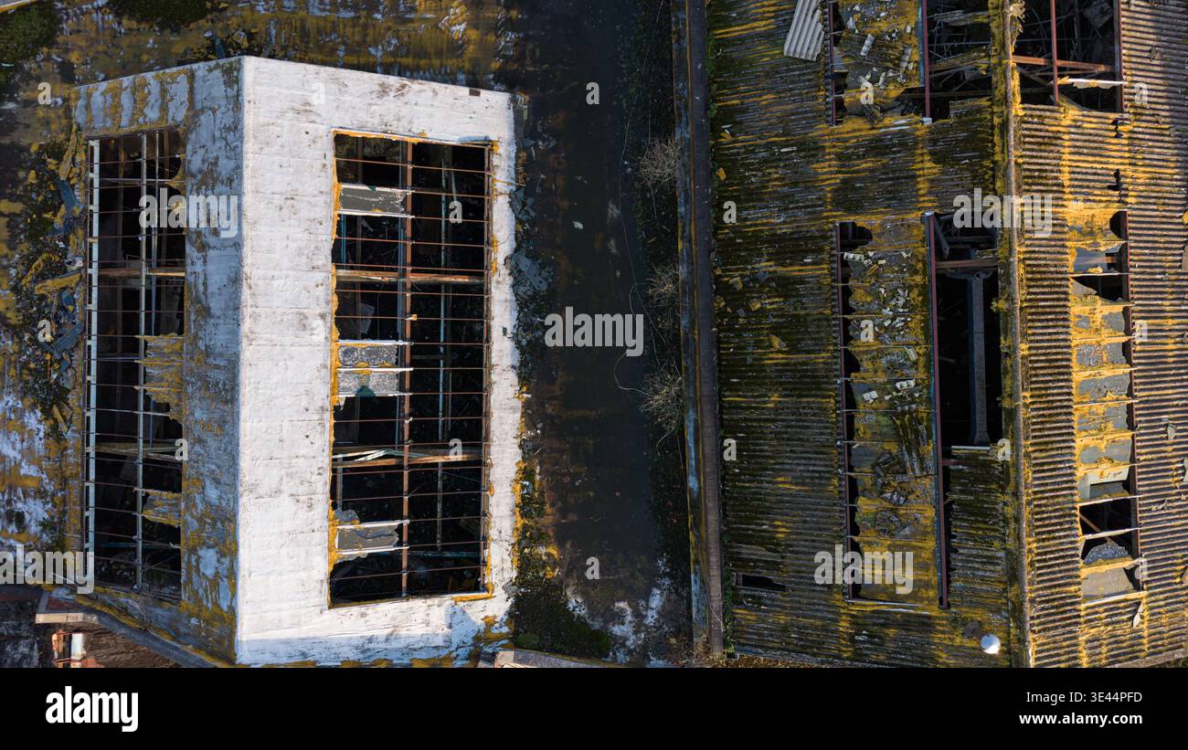 Veduta aerea di edifici industriali abbandonati con tetti crollati a Birmingham Foto Stock