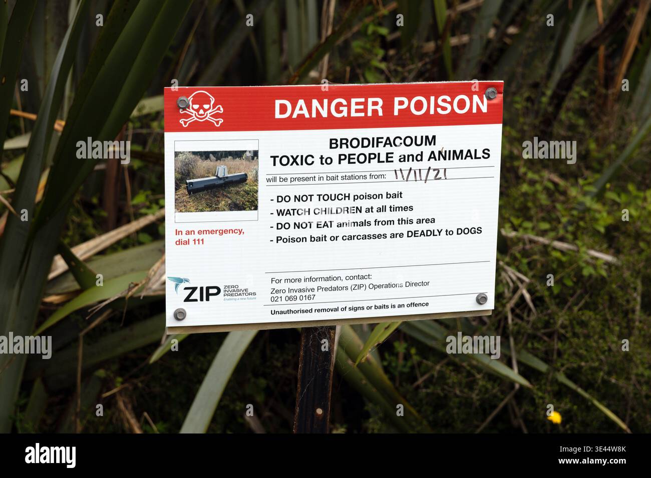 Segnale di pericolo di veleno brodifacoum di Zero Invasive Predators (ZIP) nella foresta della costa occidentale, Isola del Sud, nuova Zelanda Foto Stock