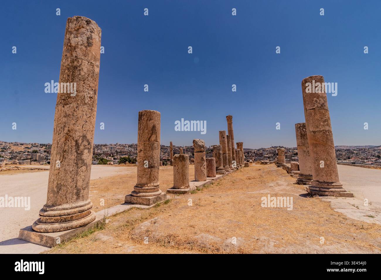 Tempio di Artemide colonnato nell'antica città di Jerash, in Giordania Foto Stock