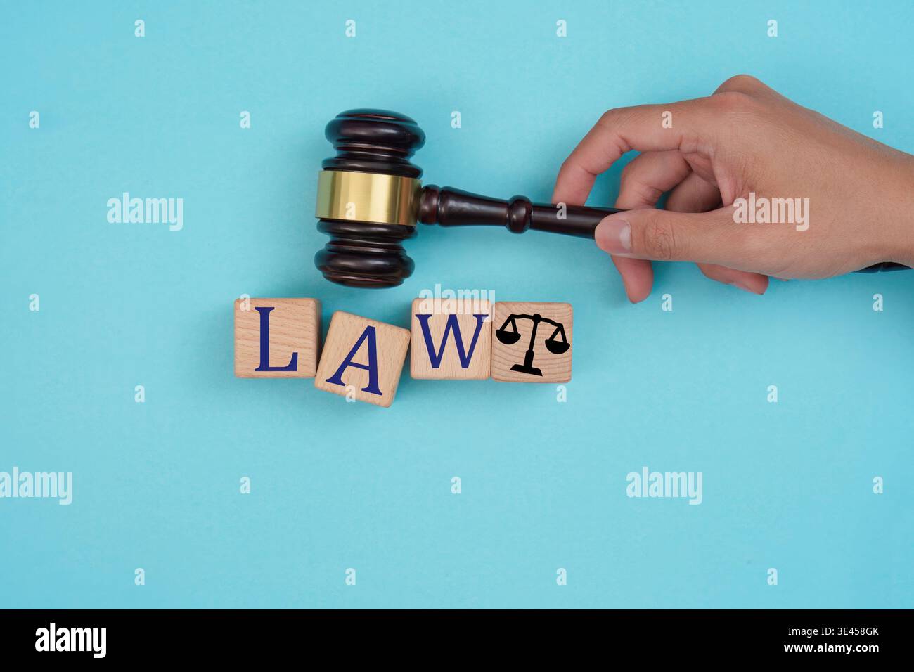 Concetto di legge con martelletto e blocca l'ortografia "LEGGE" Foto Stock