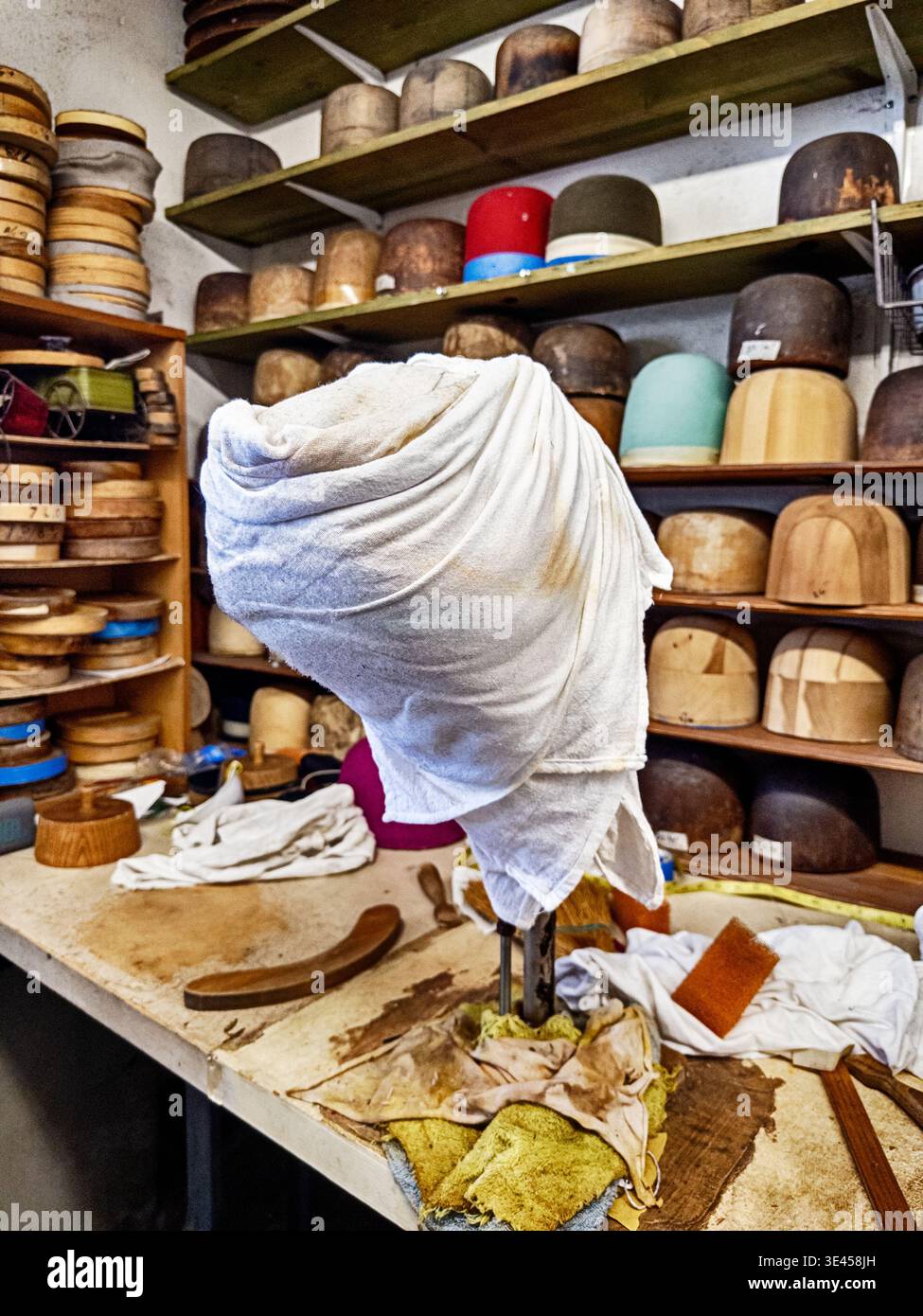 LOS ANGELES, CA - 31 LUGLIO 2024: Una forma, avvolta in tessuto, viene utilizzata in una fabbrica di cappelli per controllare le dimensioni e la forma dei cappelli mentre vengono prodotti Foto Stock