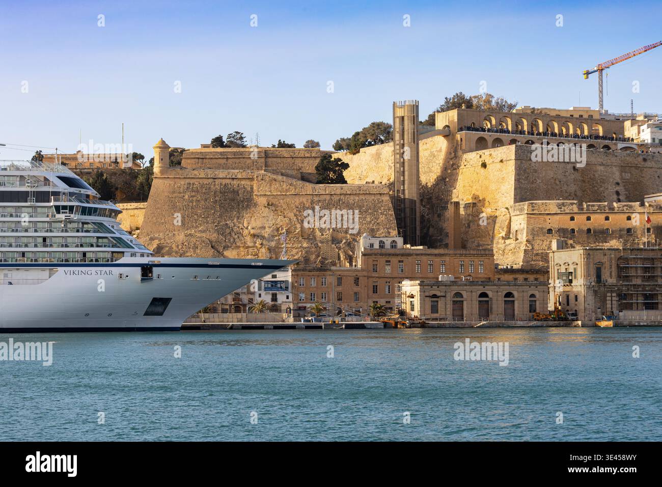 La Valletta, Malta - 6 febbraio 2026: Grande nave da crociera Viking Star attraccata nel Grand Harbour accanto ai giardini Upper Barrakka e alla città storica Foto Stock