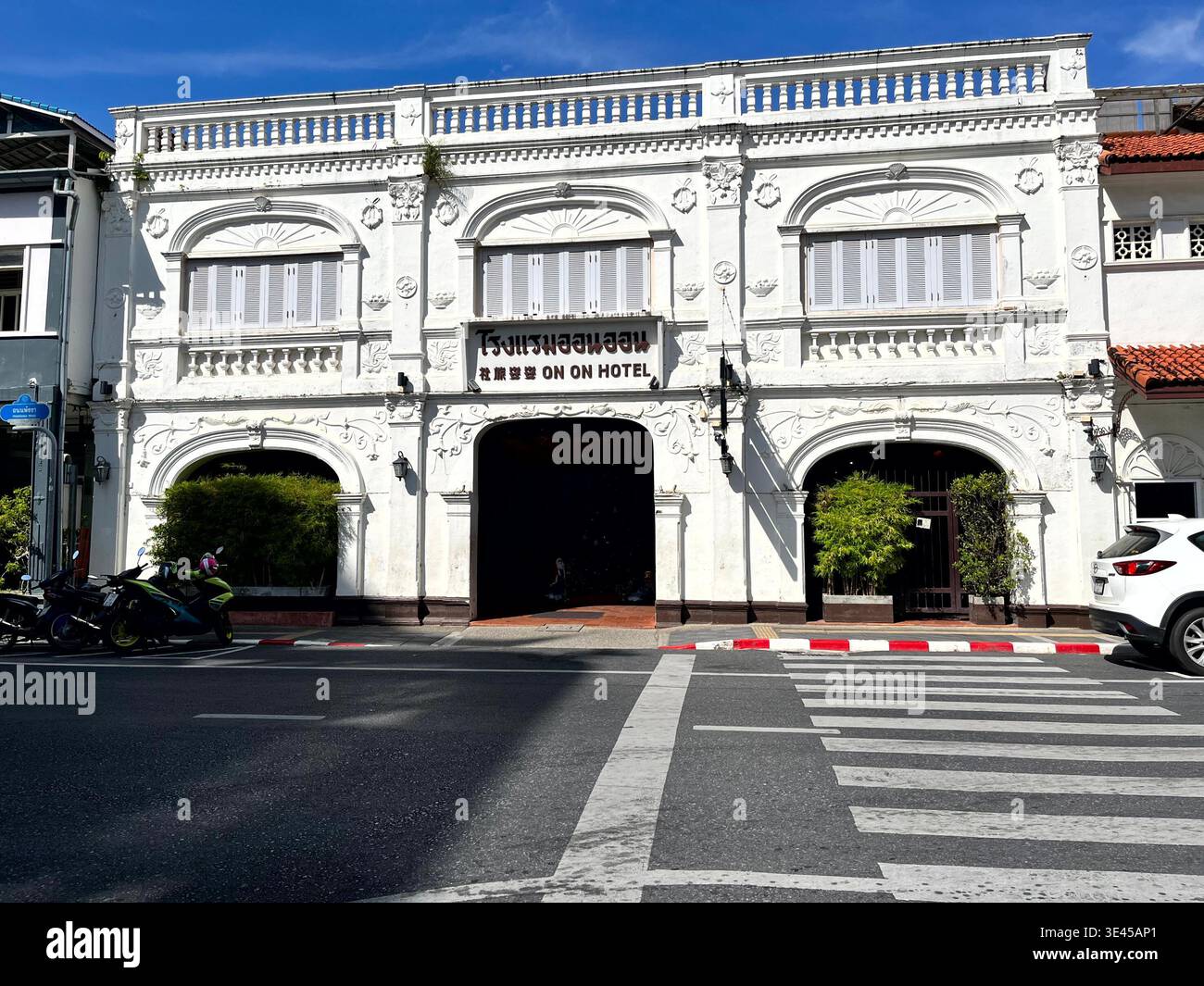 La facciata storica dell'hotel sino-portoghese nella città vecchia di Phuket in Thailandia - Immagine stock catturata con smartphone