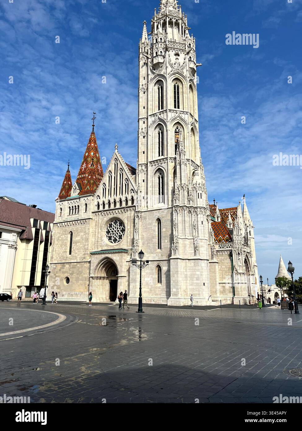 Torre gotica della Chiesa di Mattia e tetto piastrellato a Budapest in Ungheria - Immagine stock catturata con smartphone