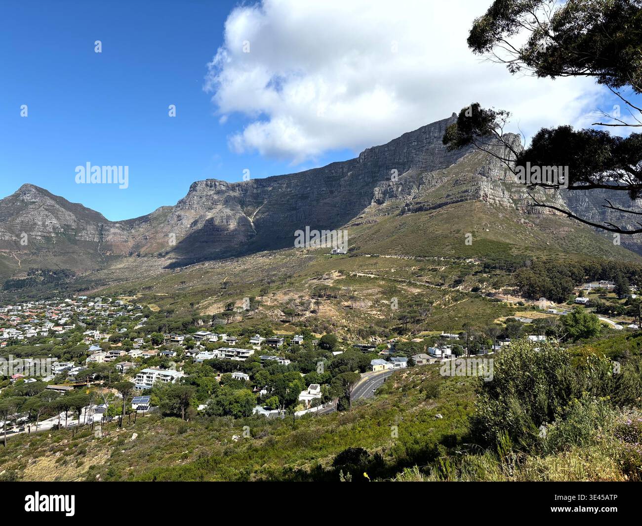 Table Mountain e Camps Bay sobborgo da Lion's Head Trail a città del Capo Foto Stock