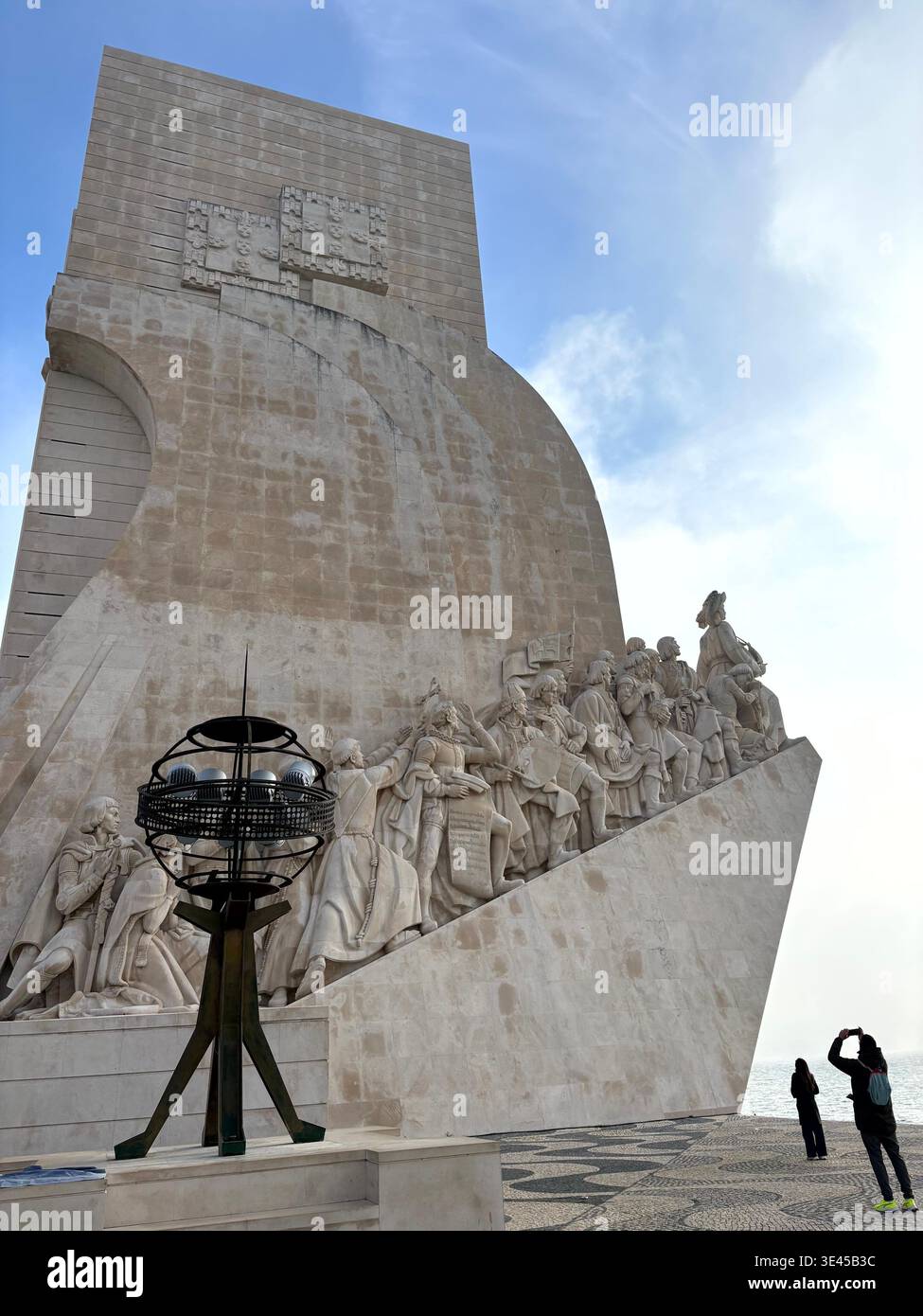 Sfera e pietra sul monumento alle scoperte a Lisbona Belém - Immagine stock catturata con smartphone