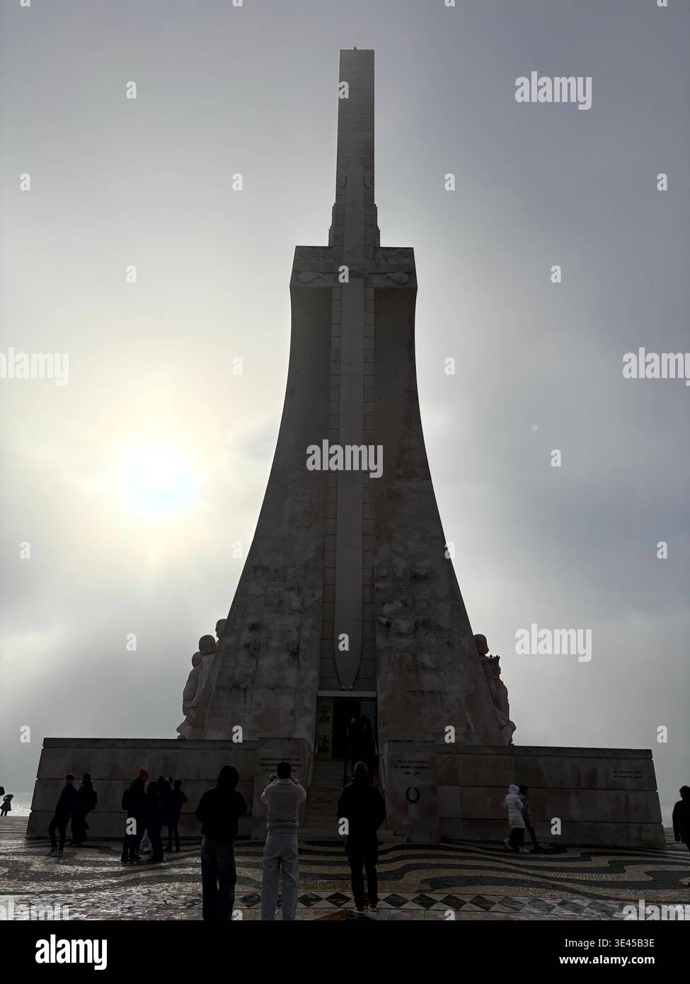Monumento alle scoperte Vista laterale con Piazza dei mosaici in ciottoli a Lisbona Belem - Immagine stock catturata con smartphone