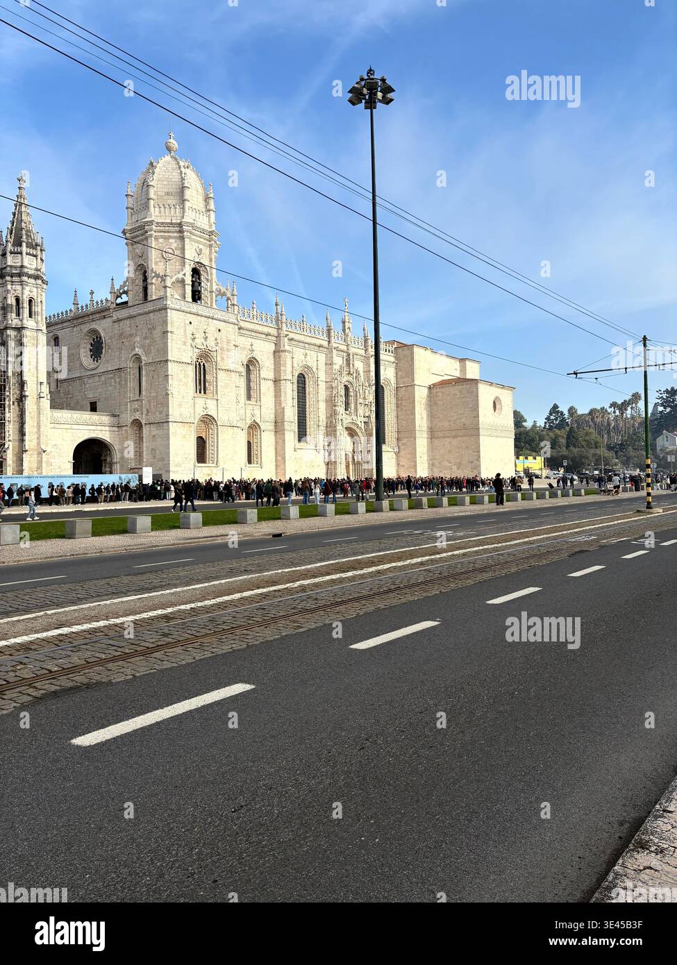 Lunga coda di turisti fuori dalla facciata manuelina del monastero di Jeronimos a Lisbona Belém - Immagine stock catturata con smartphone