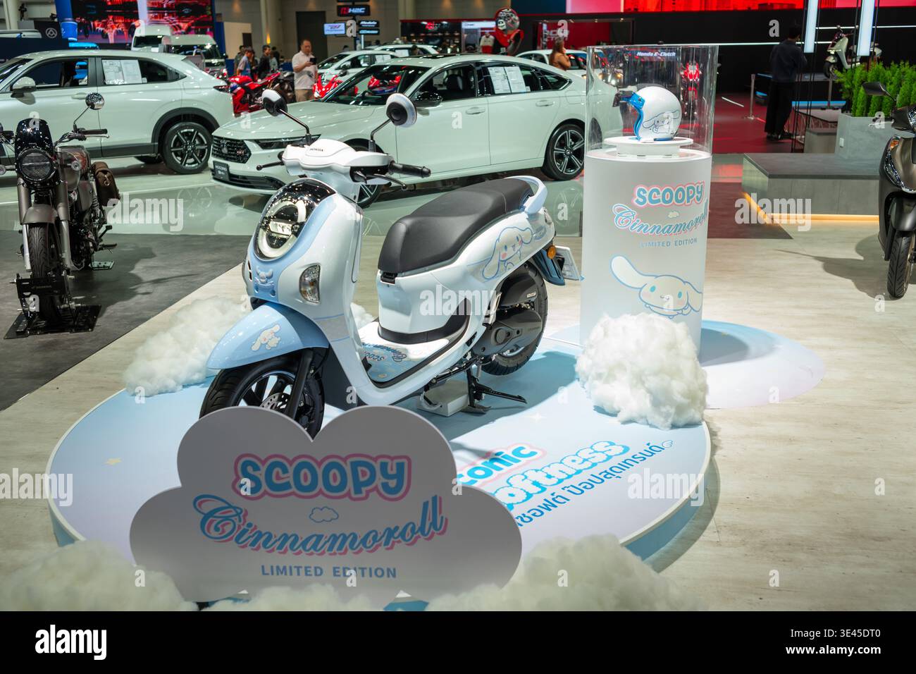 Bangkok, Thailandia. 24 marzo 2026. Una nuova Honda SCOOPY x Cinnamoroll Limited Edition vista allo stand Honda durante il 47° Bangkok International Motor Show presso l'IMPACT Challenger Hall. Molti produttori di auto e motociclette hanno partecipato allo spettacolo. Quest'anno, il tema è "LA SINCRONICITÀ ICONICA", che indica la perfetta integrazione tra innovazione automobilistica, tecnologia avanzata e design unico. Credito: SOPA Images Limited/Alamy Live News Foto Stock