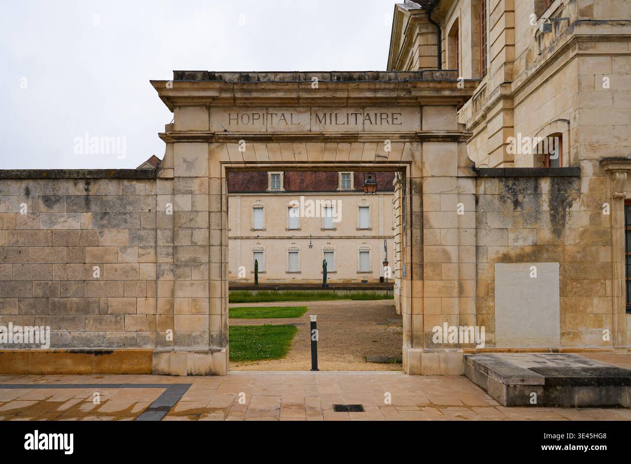 Porta d'ingresso dello storico ospedale militare dell'Abbazia di Saint-Germain ad Auxerre, Borgogna, Francia Foto Stock