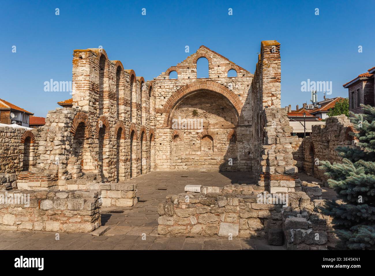Rovine della basilica di Santa Sofia nell'antica città di Nessebar, Bulgaria Foto Stock