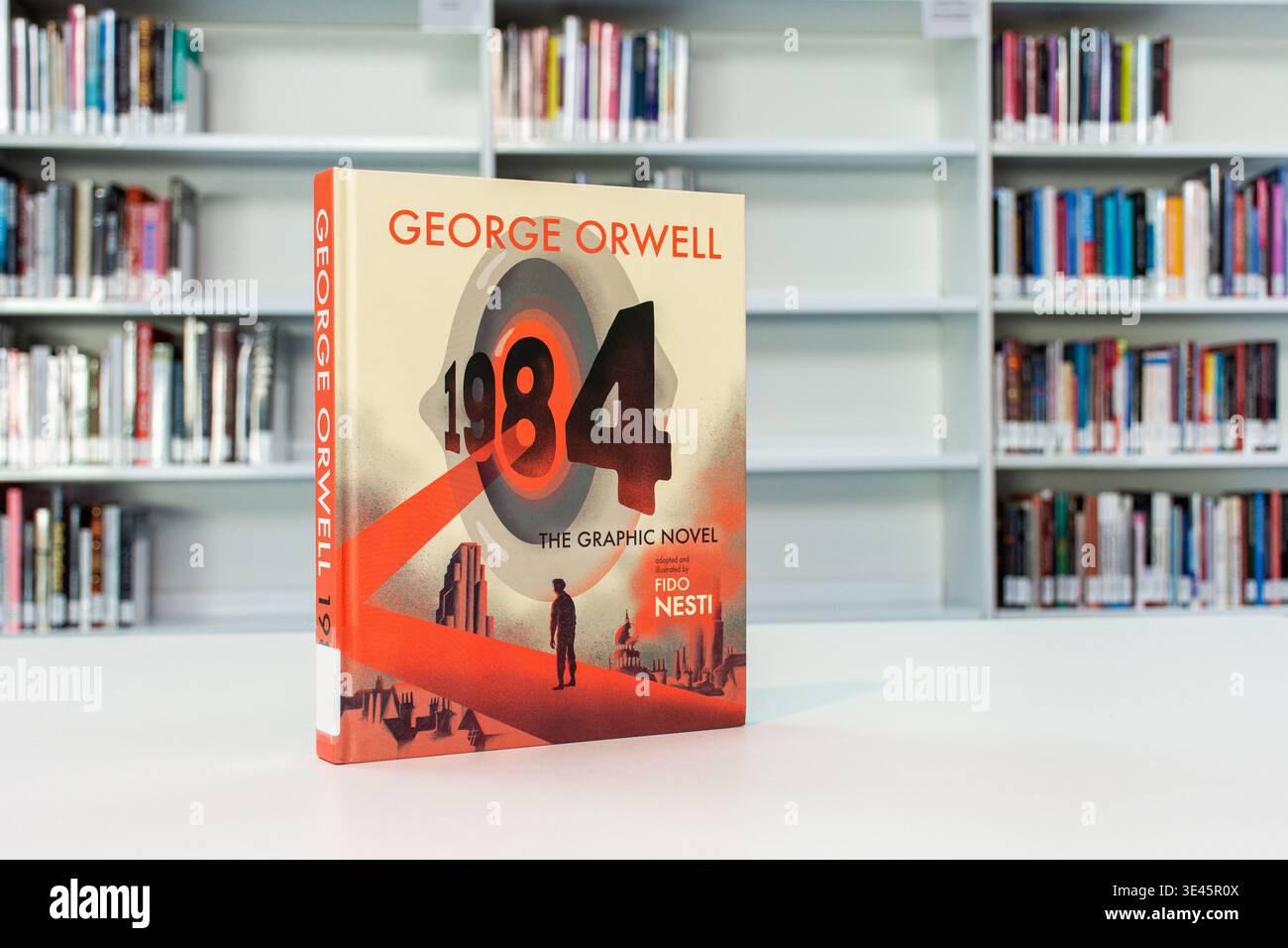 Il 1984 di George Orwell, illustrato come graphic novel da Fido Nesti, è su un tavolo della biblioteca. Foto Stock