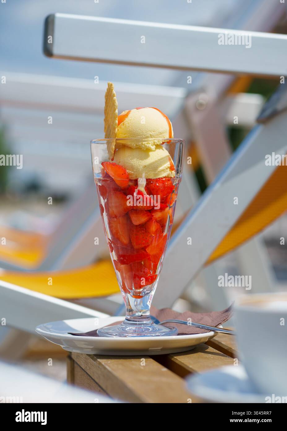 Fragole fresche con gelato in bicchiere, dessert estivo, cibo dolce, dolcetto rinfrescante e concetto di stile di vita nel Beach Cafe estivo Foto Stock