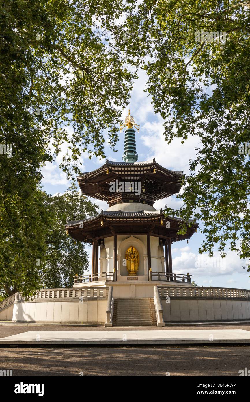 La Pagoda della Pace di Londra incorniciata da alberi verdi nel Battersea Park Foto Stock