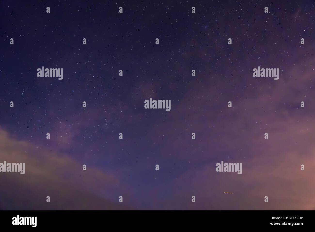 Cielo notturno stellato con sottili motivi nuvolosi. Galaxy planetarium Universe background. Stelle luminose riempiono il cielo blu scuro o viola di notte. wal. Spazio Foto Stock