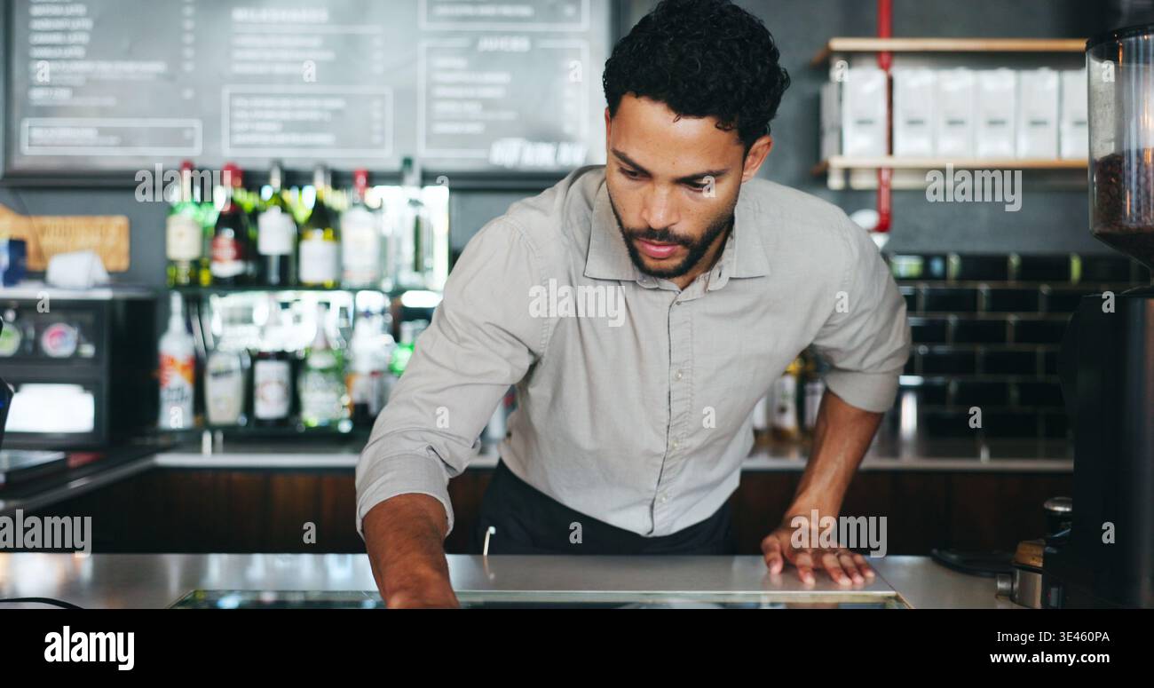 Imprenditore, uomo o check-in in caffetteria, gestione dell'inventario o conformità alla sicurezza alimentare. Integrità del prodotto, standard igienico o persona con Foto Stock
