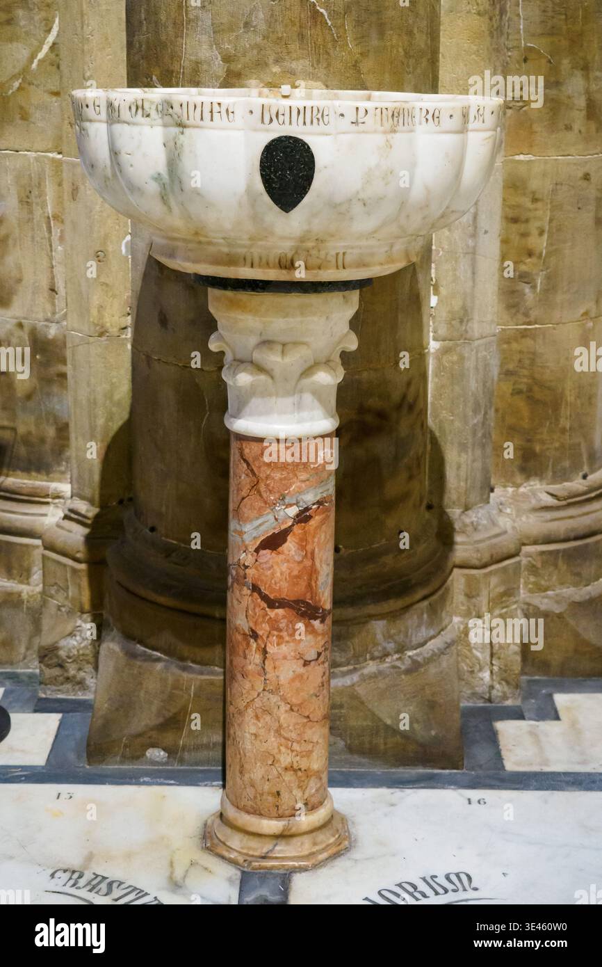 Stufa di acqua Santa, manifattura francese, 1412 - Basilica di Santa Maria Novella - Firenze, Italia Foto Stock