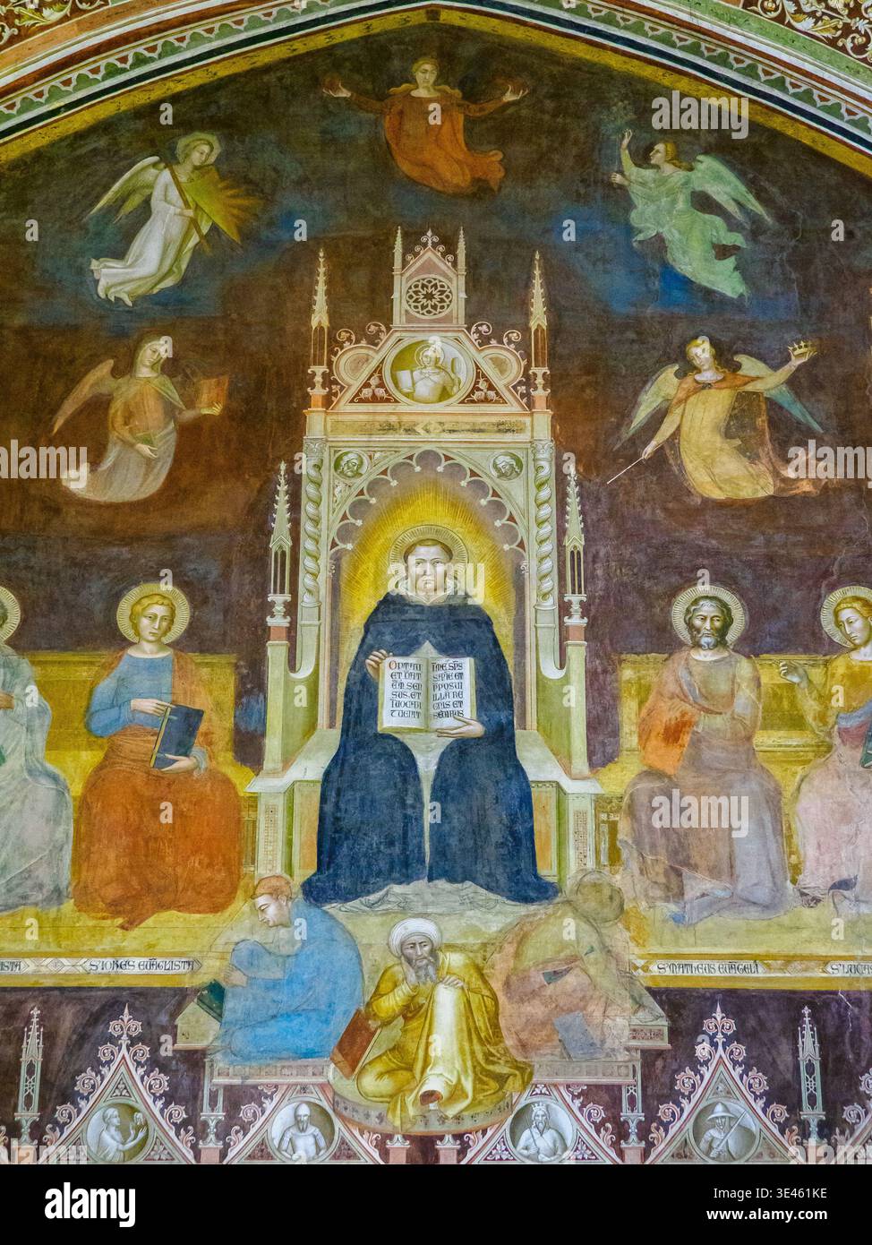 Dettaglio dell'affresco raffigurante il trionfo di San Tommaso d'Aquino su un maestoso trono al centro della composizione, circondato dalle personificazioni volanti delle virtù teologiche (fede, speranza e Carità, sopra) e delle virtù cardinali (Temperanza, prudenza, giustizia e fortuna, sotto) e con i grandi eretici sconfitti ai suoi piedi: Sabello o Nestore, Averroi e Ario di Andrea di Bonaiuto da Firenze (1319 - 1377) nella Cappella spagnola (o Cappellone degli spagnoli) - Basilica di Santa Maria Novella - Firenze, Italia Foto Stock
