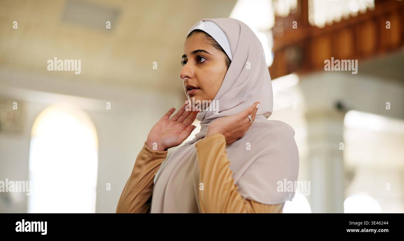 Fede, musulmana e pregare con la donna nella Moschea per credere, gratitudine ad Allah o pace. Islamica, religione e connessione spirituale con la persona araba a. Foto Stock