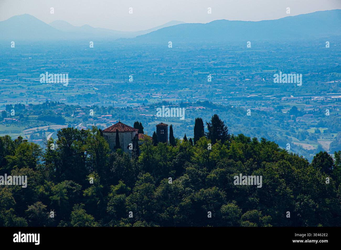 Vista del Sant'Anna eremo da la Valle dei mulini su una splendida giornata estiva con il blu del cielo e la vista dei prati Valle dei M Foto Stock