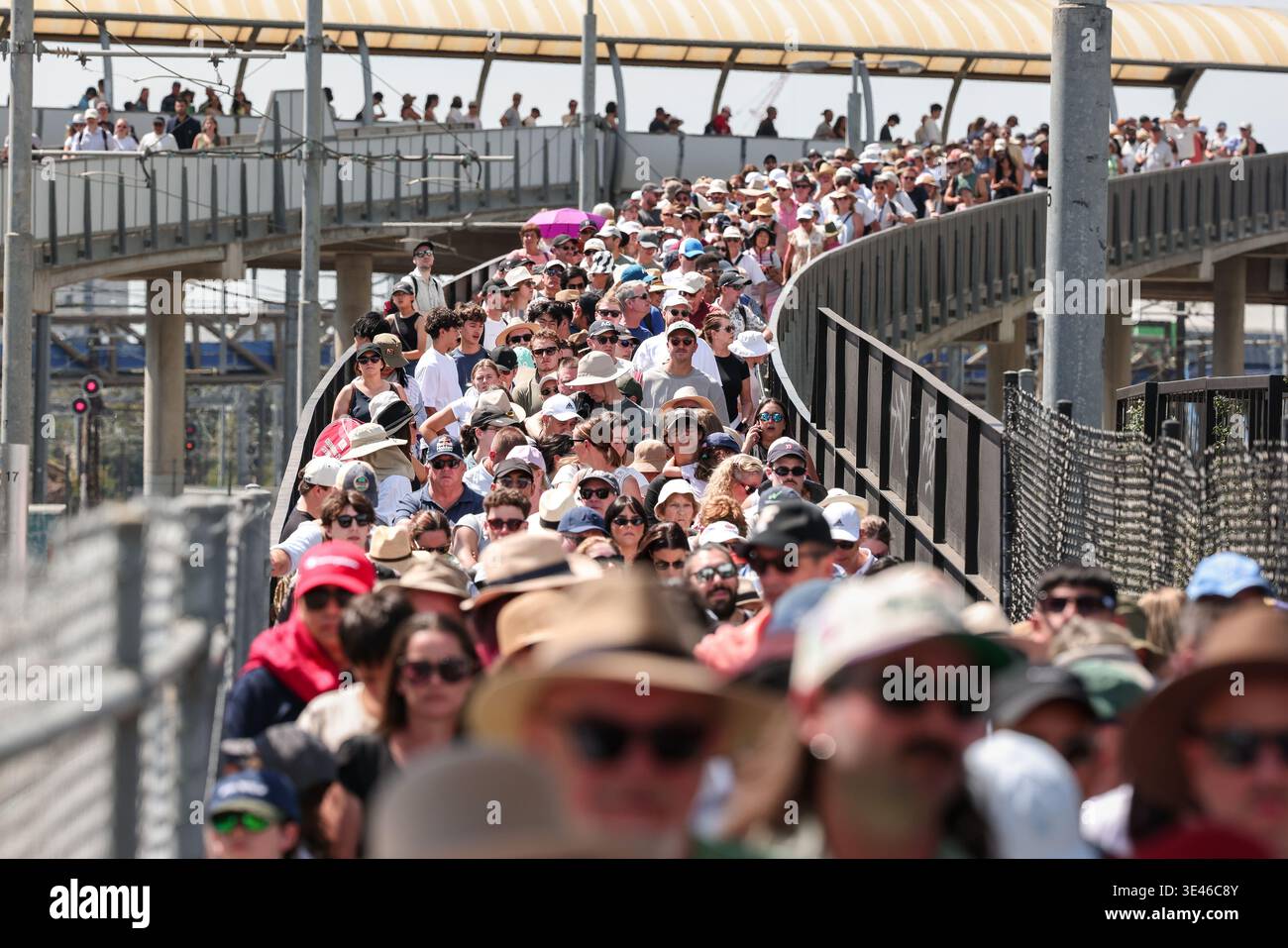 Lunga coda di persone sulla passerella vicino all'ingresso dell'Australian Open al Melbourne Park, Melbourne, Victoria, Australia. Foto Stock