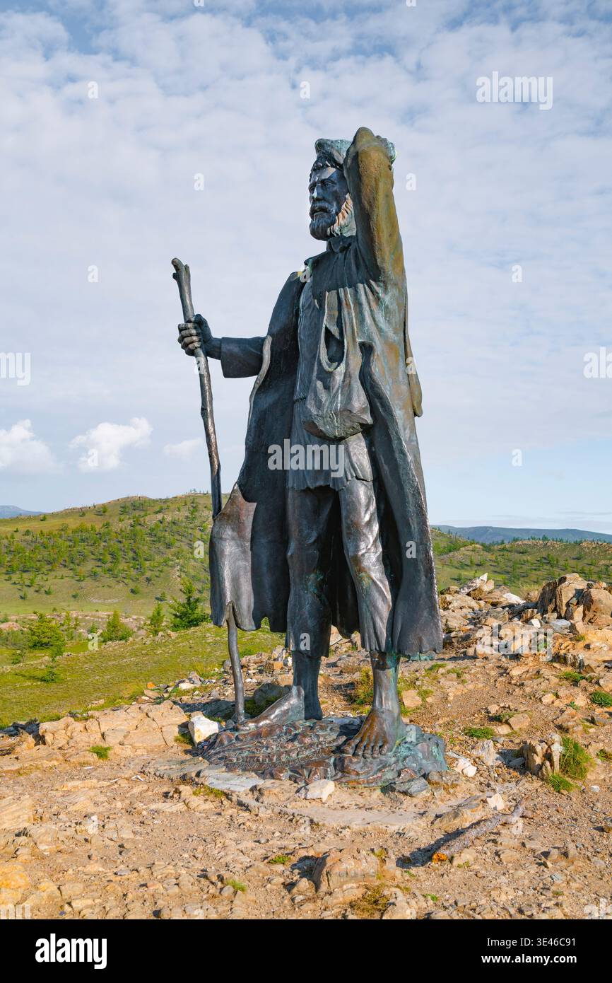 SHARA-TOGOT, RUSSIA - 09 SETTEMBRE 2025: Una scultura del Baikal Vagabond (l'eroe della canzone popolare russa "Across the Wild Steppes of Transbaika Foto Stock