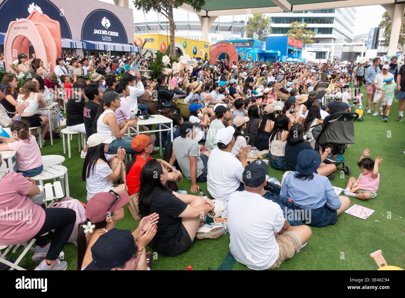 La folla si rilassa al torneo di tennis Australian Open 2026, Melbourne Park, Melbourne, Victoria, Australia. Foto Stock
