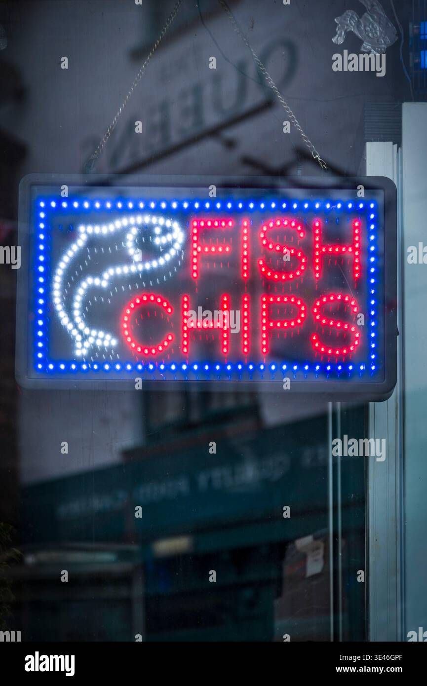 Regno Unito, Devon County, Exmoor National Park, Lynton Village, cartello illuminato Fish “n” Chips Foto Stock