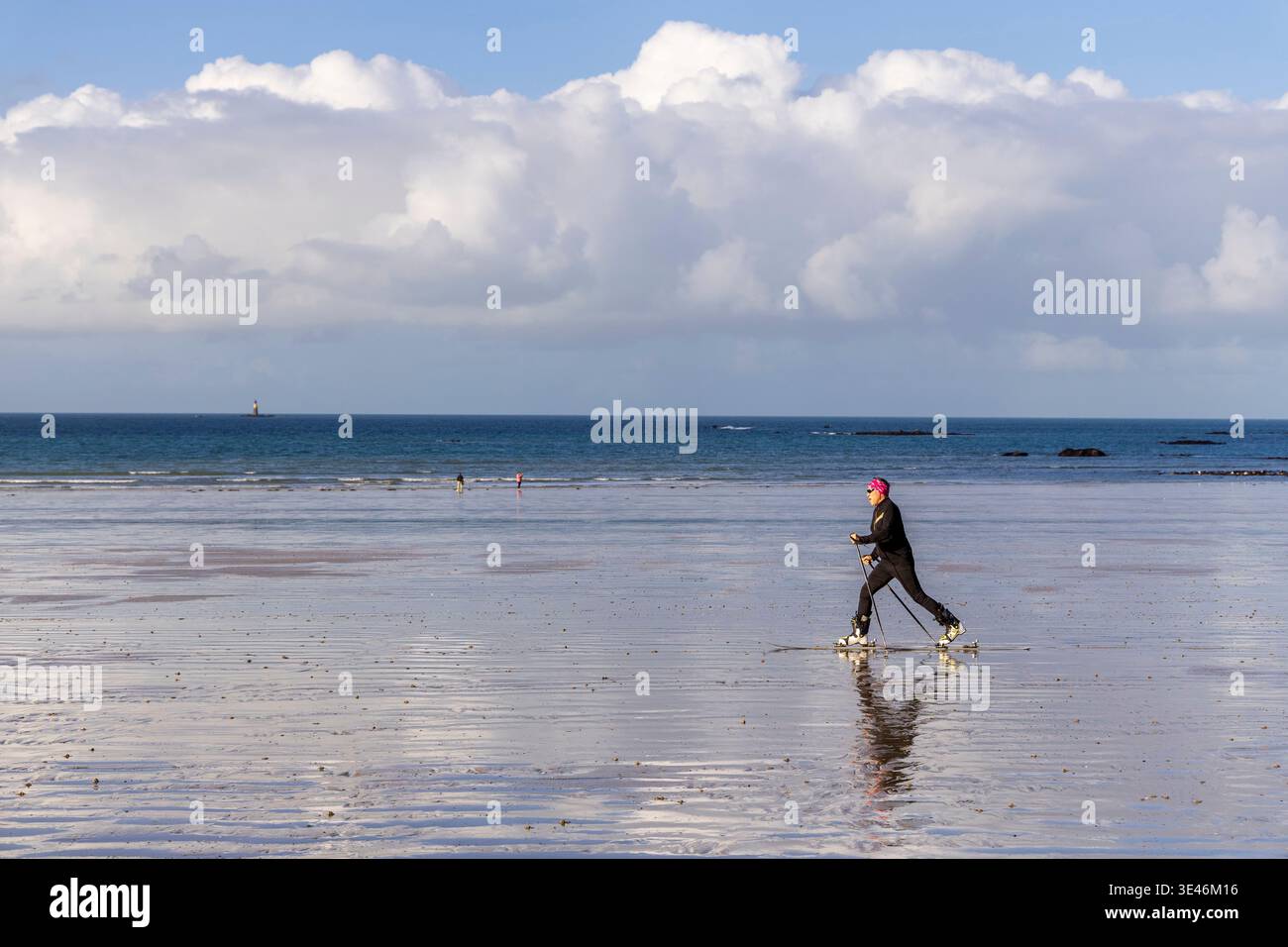 Francia, Ille e Vilaine, Saint Malo, sci di fondo sulla spiaggia di Sillon Foto Stock