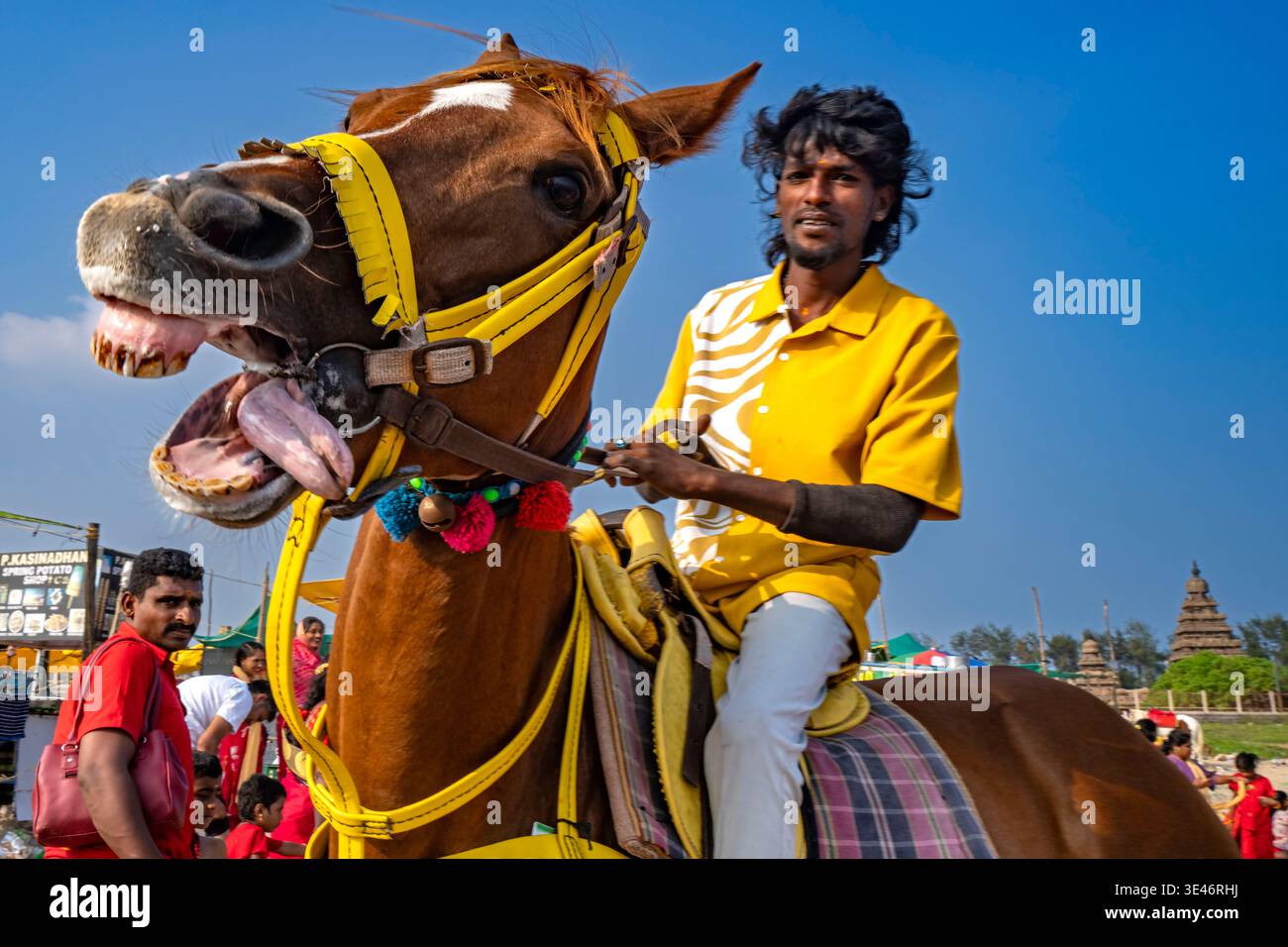 India, Tamil Nadu, Mahabalipuram, cavaliere sulla spiaggia Foto Stock