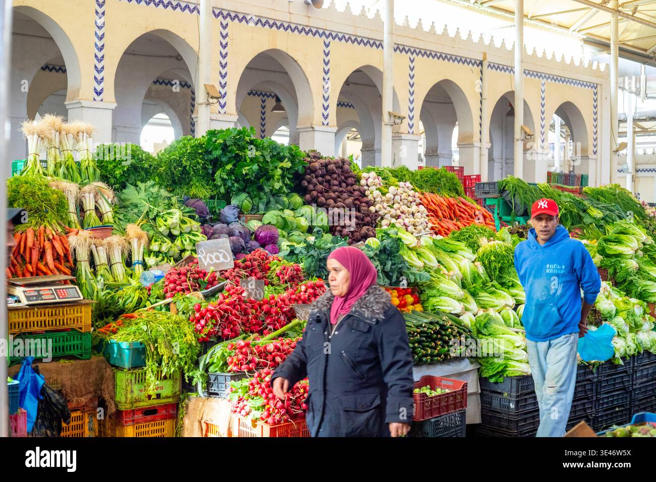 Tunisia, Tunisi, via Charles de Gaulle, mercato centrale risalente alla fine del XIX secolo, venditore di verdure Foto Stock