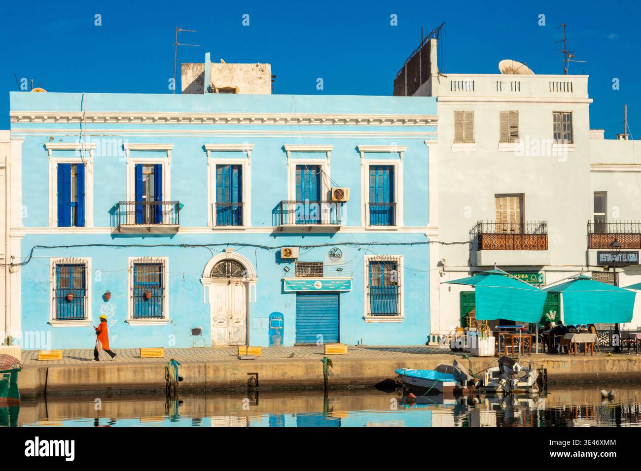 Tunisia, Bizerte, il porto vecchio con la città vecchia (quartiere di Ksiba) sullo sfondo Foto Stock